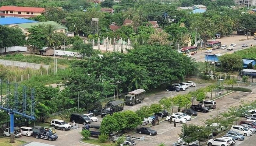 MizzimaNews's tweet photo. ရတနာနှင်းဆီ အဆင့်မြင့်အိမ်ယာကို စစ်ကောင်စီ အင်အားအလုံးအရင်းဖြင့် ဝင်ရောက် စီးနင်း

#WhatsHappeningInMyanmar
#mizzimanews
See more - https://t.co/hMeexzNiRe

https://t.co/trfff3WHYG See less https://t.co/XfcCWSsRe8