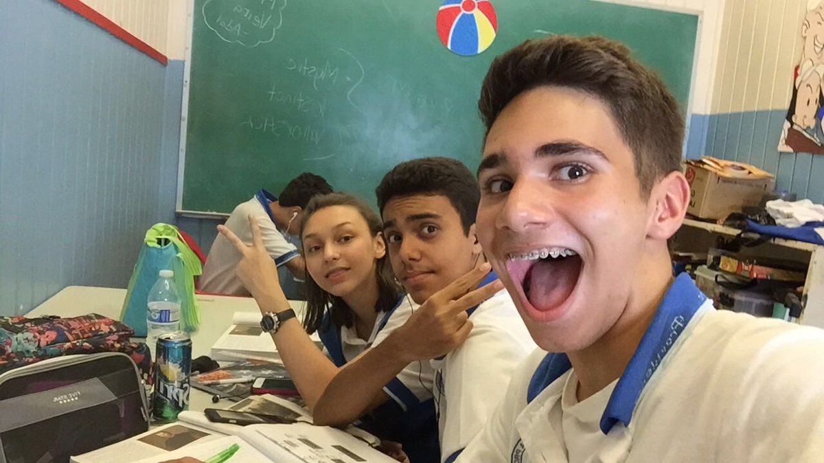 beepboop0505's tweet photo. @AVBot2 @Fabcorreabracet 9th graders 🥴 https://t.co/L5ojgr8Bxc