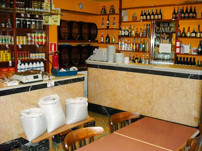 nacioripolles's tweet photo. El Govern premia el restaurant agrobotiga Casa Rudes de Sant Joan de les Abadesses, amb 125 anys d'història #Ripollès https://t.co/TYuR7cJ5zG https://t.co/JC49hrIDTH
