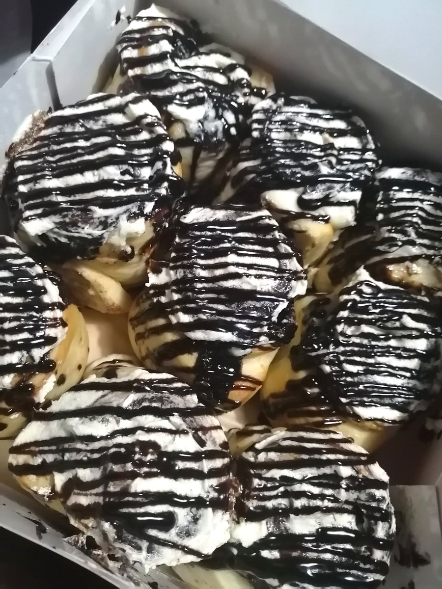 itsmurkie's tweet photo. Occasional perks of being a maknae 🤤 #cinnabonph #chocobon https://t.co/05zPU3uSNH