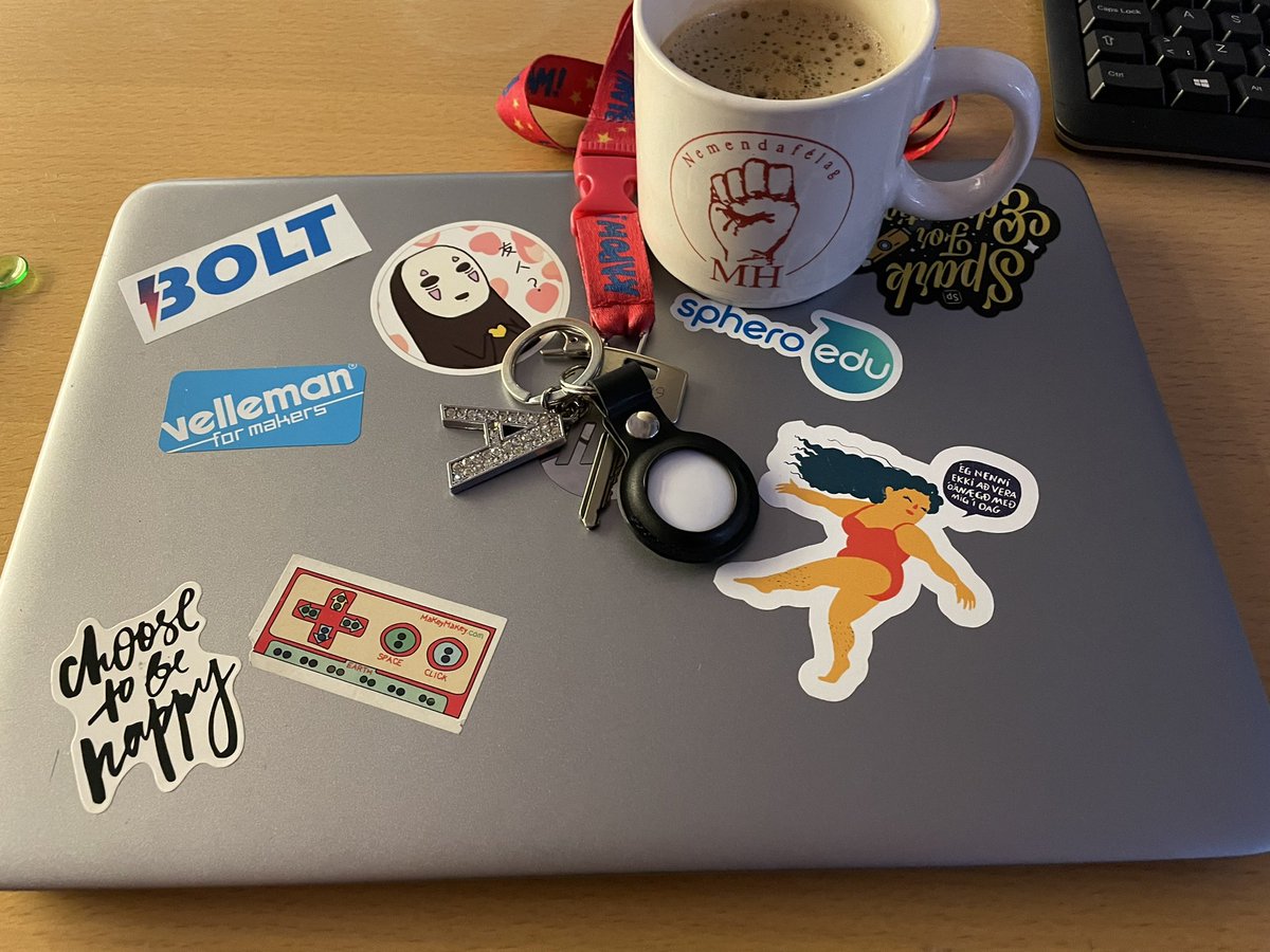 D4: Tölvan 💻, lyklarnir🔑 (með lífsnauðsynlegu airtag 😅) og kaffibollinn ☕️. Ég braut reyndar uppáhalds bollann minn í gær 😭💔svo það er bara gamall og góður í dag ✊🏼#12dagatwitter #menntaspjall