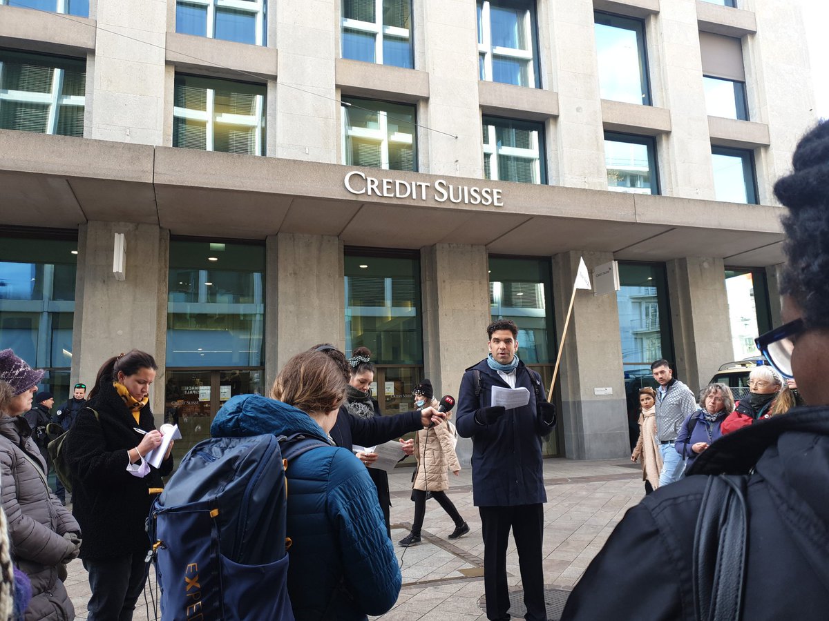 BreakfreeCH's tweet photo. Our #CollapseTotal toxic tour in Geneva is starting now in front of @CreditSuisse and close to @UBS, two #fossilfinance allies of Total ! 

Well informed, a bunch of Swiss police forces waited for us #DeFundClimate https://t.co/P4mVQG3WwQ