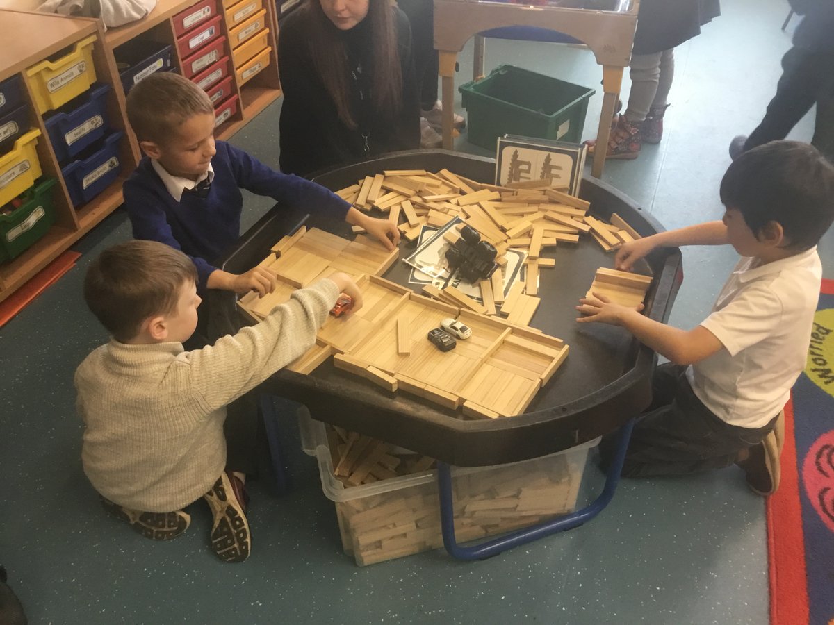 BpsGrint's tweet photo. We are developing our creativity with paint, with junk modelling, with blocks, with beads at the light table #playingislearning #learningisplaying @BpsGillen @BroomhousePs https://t.co/ZA9z3KwqLV