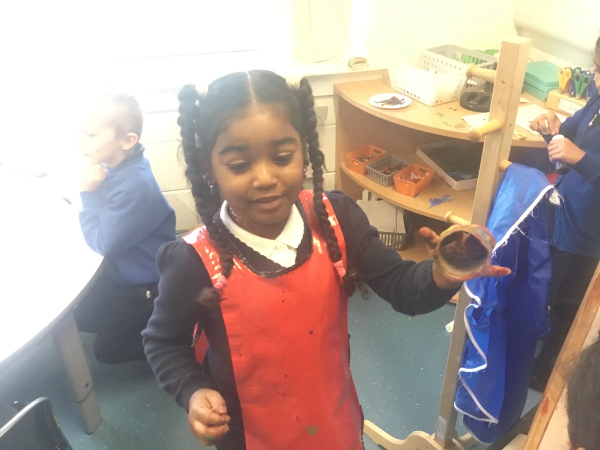 BpsGrint's tweet photo. We are developing our creativity with paint, with junk modelling, with blocks, with beads at the light table #playingislearning #learningisplaying @BpsGillen @BroomhousePs https://t.co/ZA9z3KwqLV