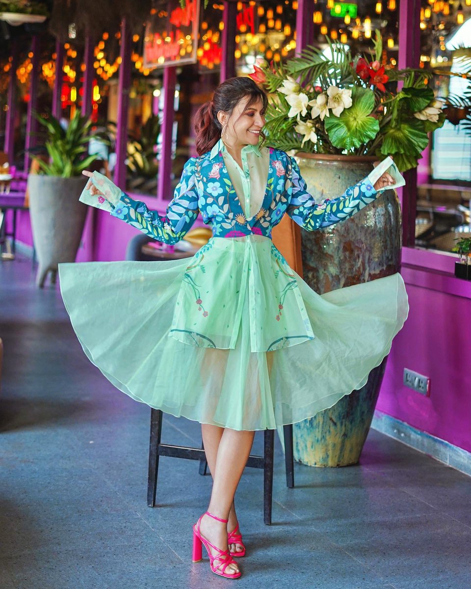 maliniagarwal's tweet photo. When in doubt - SPIN! ππ»
Outfit - @AbirrNanki
Jewelry - #Azotiique
Styled by - @rishikadevnani
Assisted by - #romamaity
HMU - #DeeptiMota
Location courtesy - @plumbybentchair
πΈ - #StaticImages
#greenoutfit #spin #missmaliniootd #fashionstyle #shoot https://t.co/FO1c0lAeIX