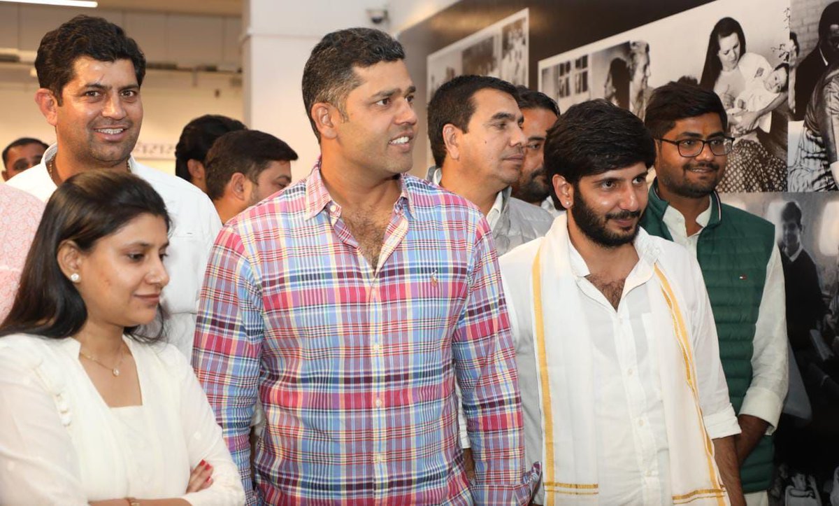 AshokChandnaINC's tweet photo. आज जवाहर कला केन्द्र जयपुर में आयरन ��ेडी प्रियदर्शिनी इंदिरा गांधी जी के जीवन पर आधारित "भारत की इंदिरा" फ़ोटो प्रदर्शनी का अवलोकन किया। 

सफल आयोजन के लिए राजस्थान युवा कांग्रेस महासचिव भाई दुष्यंतराज सिंह चुण्डावत को  बहुत-बहुत बधाई एवं उज्ज्वल भविष्य की शुभकामनाएंl @IYC https://t.co/n41VuFjaam