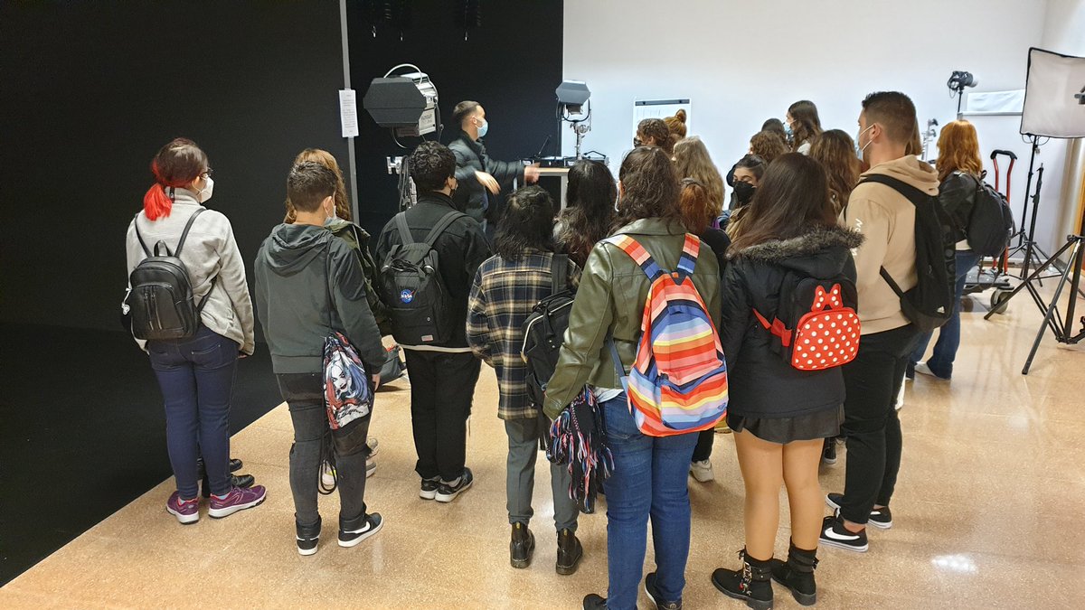 Satdi_UMH's tweet photo. Esta mañana recibimos la visita en #Atzavares de estudiantado del Instituto de Educación Secundaria Haygon @IHaygon de #Alicante. ¡¡Bienvenidos/as a la #umh!! Gracias a nuestro estudiante de @cauumh @_manubaeza por hacer de cicerone 👏👏👏🔝🔝🔝 @UniversidadMH @csjelxumh https://t.co/jPEUxtdKl3