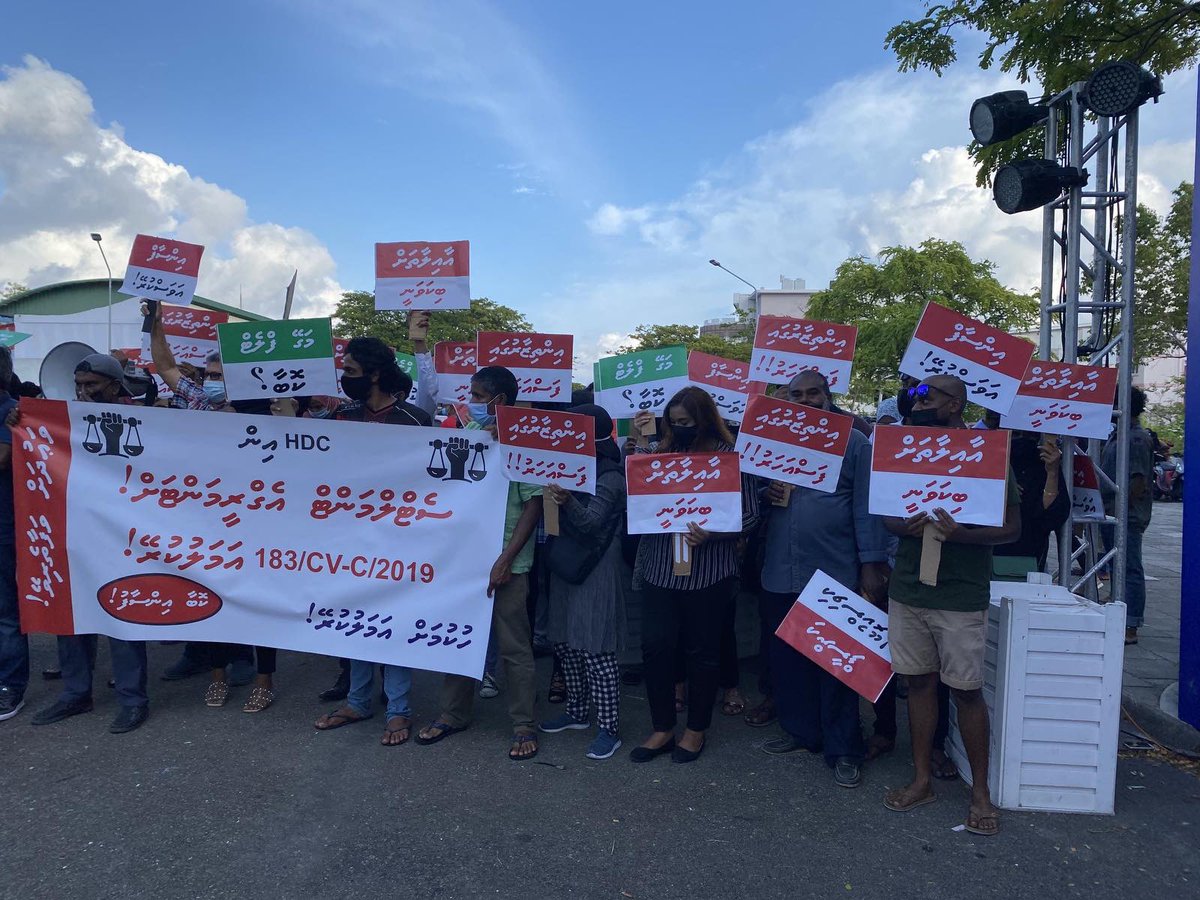 SealifeVictims's tweet photo. Happening now: 

Sarukaarai, HDC in settlement agreement ai hukumah amal nukuraathee kuriyah gendhaa muzahiraa https://t.co/puUzOcYuGh