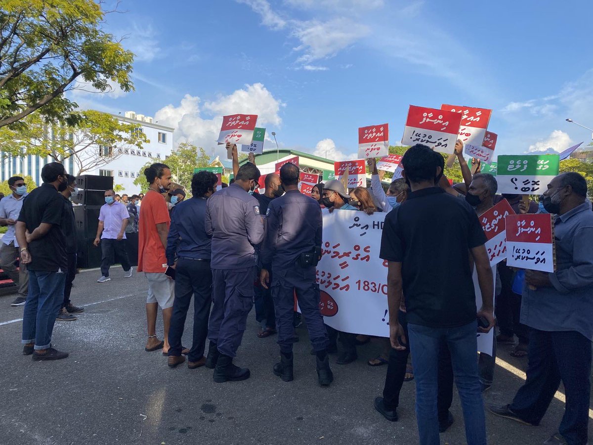 SealifeVictims's tweet photo. Happening now: 

Sarukaarai, HDC in settlement agreement ai hukumah amal nukuraathee kuriyah gendhaa muzahiraa https://t.co/puUzOcYuGh