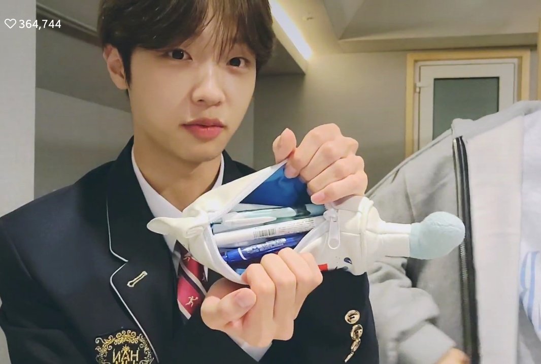 mapieyk's tweet image. ทำข้อสอบได้ไหมไม่รู้ รู้แต่กระเป๋าปากกาเว่อร์มาก 55555555555555555555555555