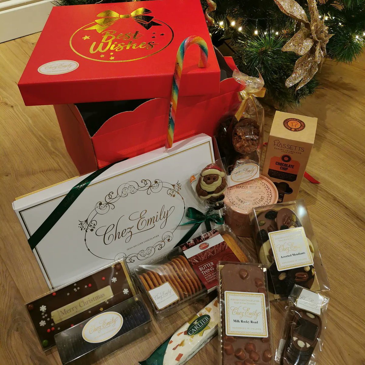 chezemichocs's tweet photo. 'Santa baby, just slip a Chez Emily Hamper under the tree, for me'🎶 🎅

Available online and in store 

🎄 https://t.co/PvCWscsUXB 🎄

#chezemily #christmashampers
#shopirish https://t.co/euhRGYTPpI