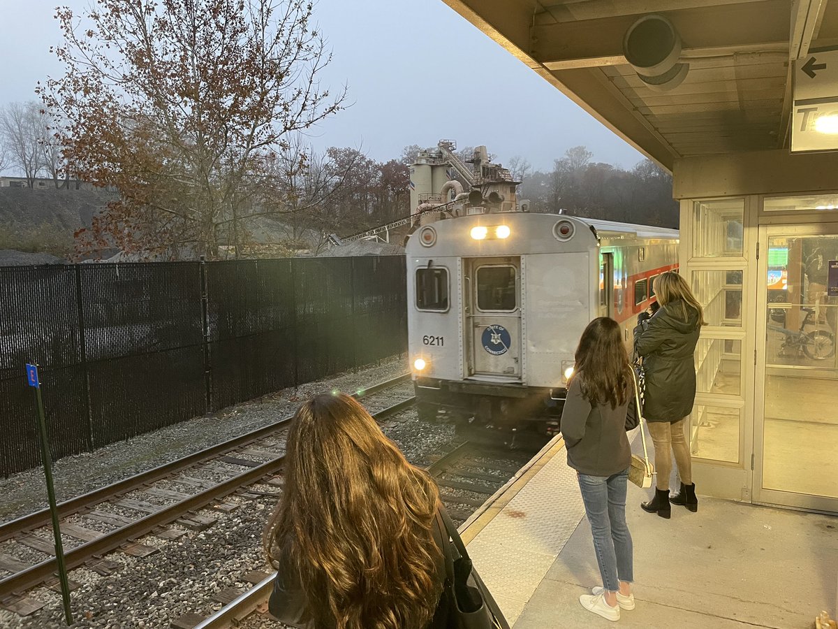 fahrbier's tweet photo. Lange keinen so frühen, neblig-dunstigen Pendel in die Stadt mehr gehabt. #HudsonLine #MetroNorth #Commute https://t.co/40l0UwjXr7