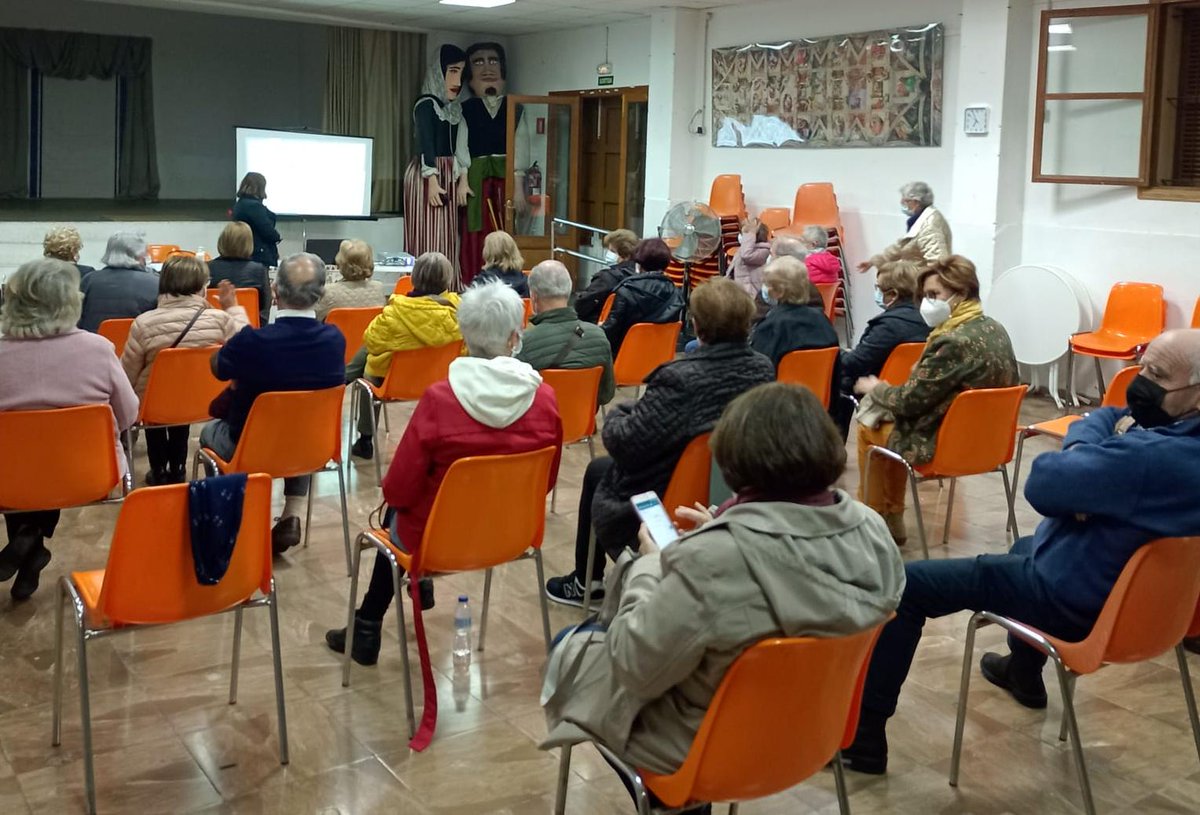 imasmallorca's tweet photo. Èxit de participació en la primera xerrada sobre la gestió emocional de les persones majors durant la pandèmia.
Ha tengut lloc a l'associació de Gent Gran de Sant Jordi, Palma.
L'Equip de vellesa i família #EVIF du a terme aquesta iniciativa que forma part del Pla Reactiva't. https://t.co/EdIqAkutw1