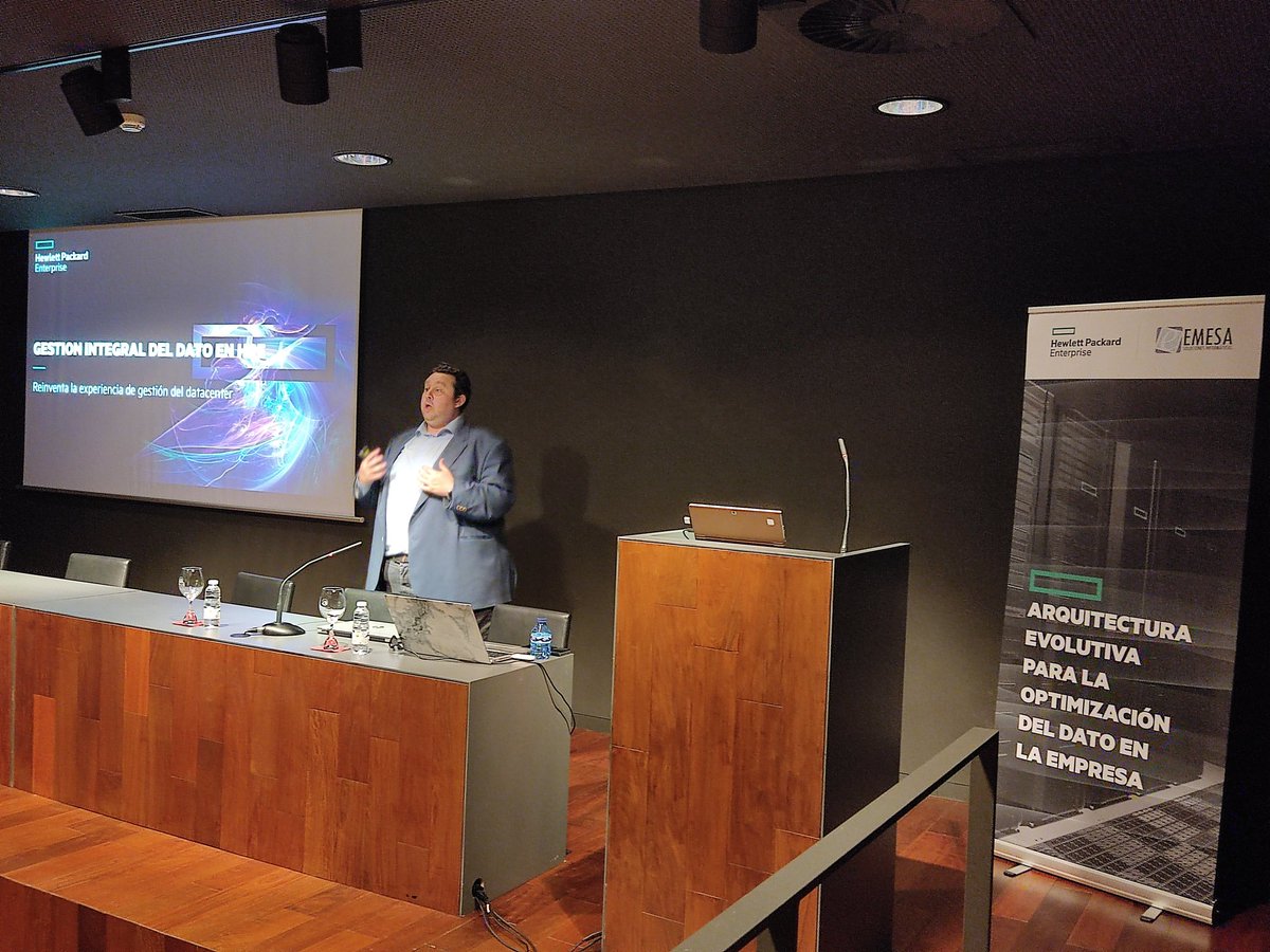 EmesaTic's tweet image. Hoy @fernonhortal nos presenta las soluciones hiperconvergentes de @HPE_ES  #SimpliVity #InfoSight #inteligenciaArtificial