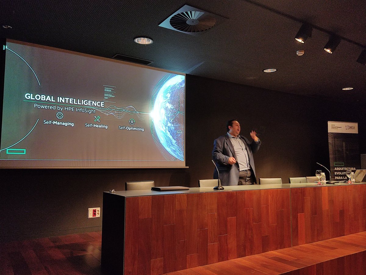 EmesaTic's tweet image. Hoy @fernonhortal nos presenta las soluciones hiperconvergentes de @HPE_ES  #SimpliVity #InfoSight #inteligenciaArtificial