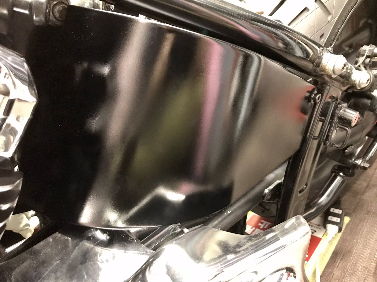 MicMacled's tweet photo. サイドカウルの再塗装が完成し装着！良い！！そしてヘッドライト装着！#バイク #バイク再塗装　＃車両塗装 https://t.co/Z94lS68Zgj