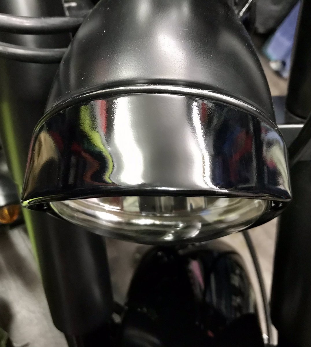 MicMacled's tweet photo. サイドカウルの再塗装が完成し装着！良い！！そしてヘッドライト装着！#バイク #バイク再塗装　＃車両塗装 https://t.co/Z94lS68Zgj