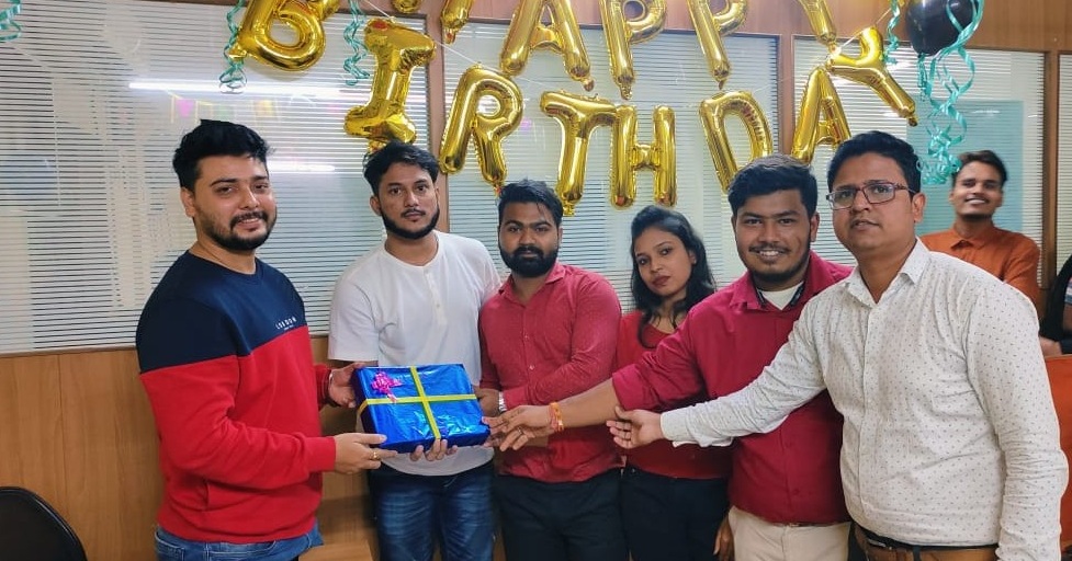 softpointzone's tweet photo. Sharing some #beautiful &amp; #joyful #moments of our #Boss's #birthday #celebration in our #office premises..!!! 😇
.
😄
.
#birthdaycelebration #bossbirthday #joy #funatoffice #bday #spzteam #spzcompany #spzfamily #kolkata https://t.co/Vo7J79g6lx