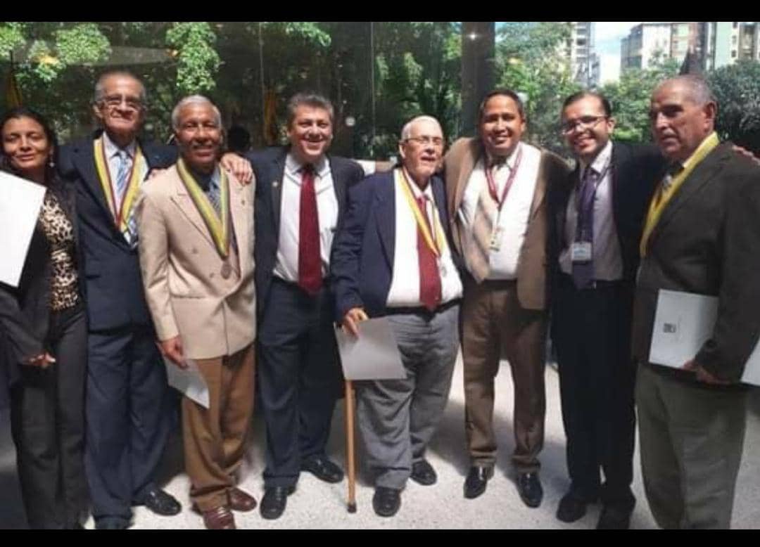 vrosales74's tweet photo. Ayer, por el día del Economista en Vzla, nos mandó @ppolouc esta foto de 4 profesores muy queridos de la Escuela de Economía de la UC, cuando recibieron la orden Alejo Zuloaga. Muy afortunada de haber sido su alumna @GustavoAGuevar3 @El_Profe_2018 F. Contreras y W. Camacaro. https://t.co/v3eHj9L85K