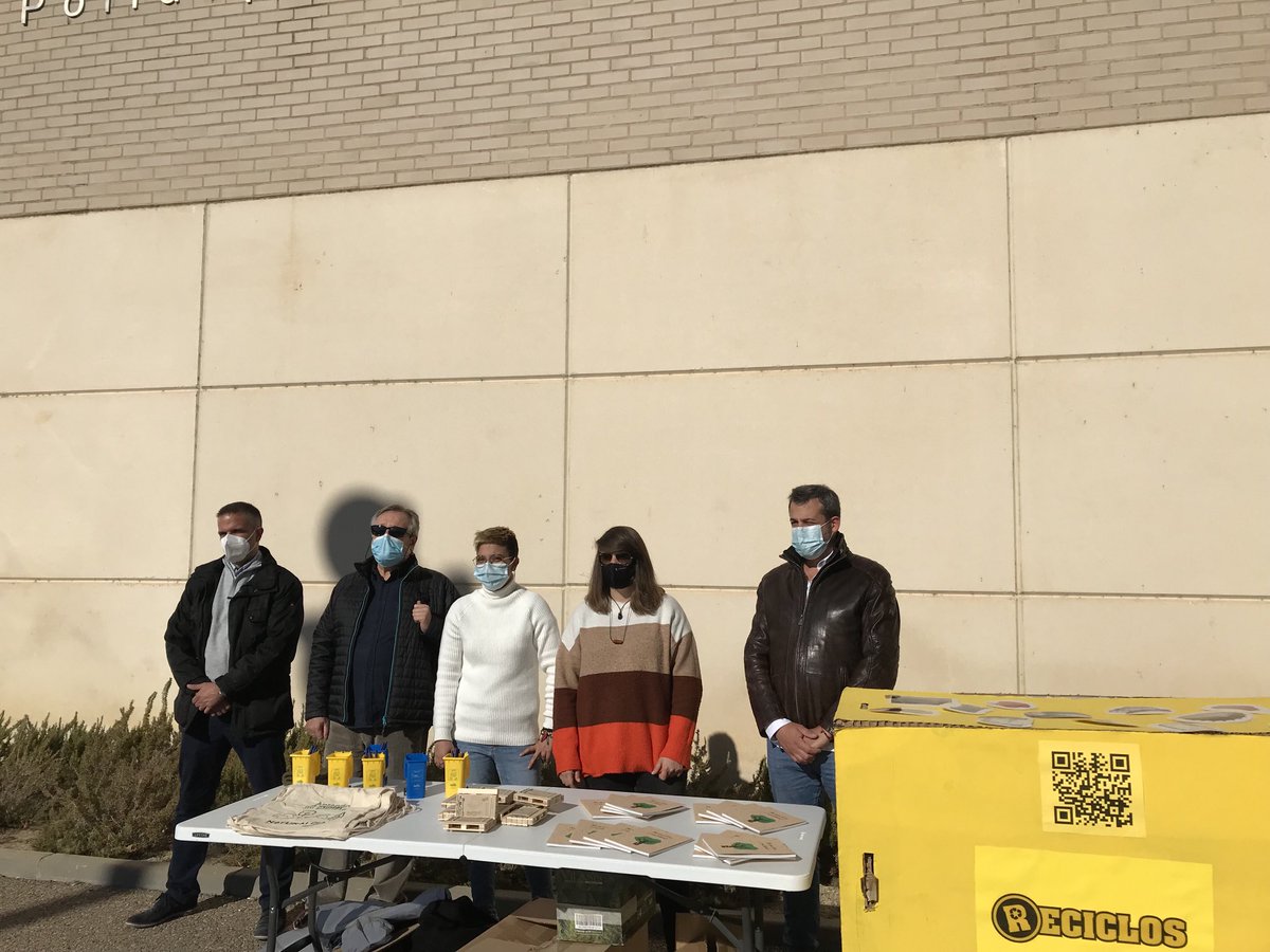 mmarsaenzb's tweet photo. Gracias a la @UCA_Aragon, @aytohuesca y #GRHUSA por estar hoy con @ecoembes presentando las acciones que estamos llevando a cabo en #huesca para fomentar la #sostenibilidad y el #reciclaje y los beneficios de #RECICLOS @jserpac82 https://t.co/5uOrwFRqeH