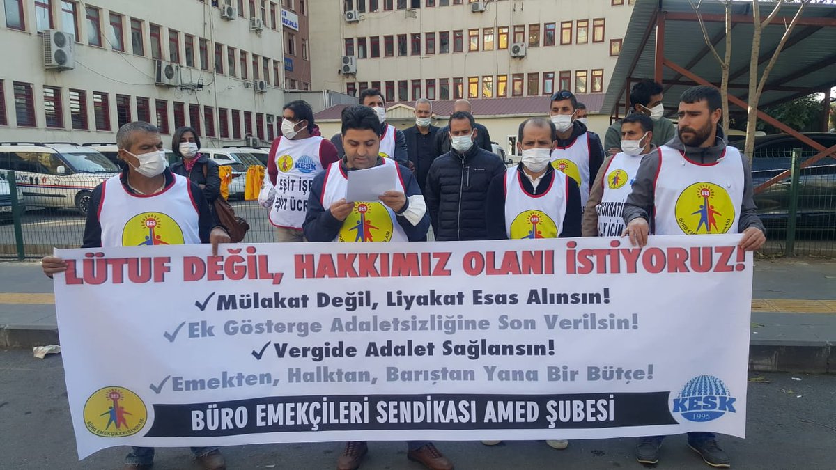BES_Gnl_Mrk's tweet photo. İSTİYORUZ, ALACAĞIZ!
Sınavlarda, ek göstergede, vergide adalet, insanca yaşam bütçesi için eylemdeyiz!
Diyarbakır Defterdarlığı önü... https://t.co/49SffWL6u2