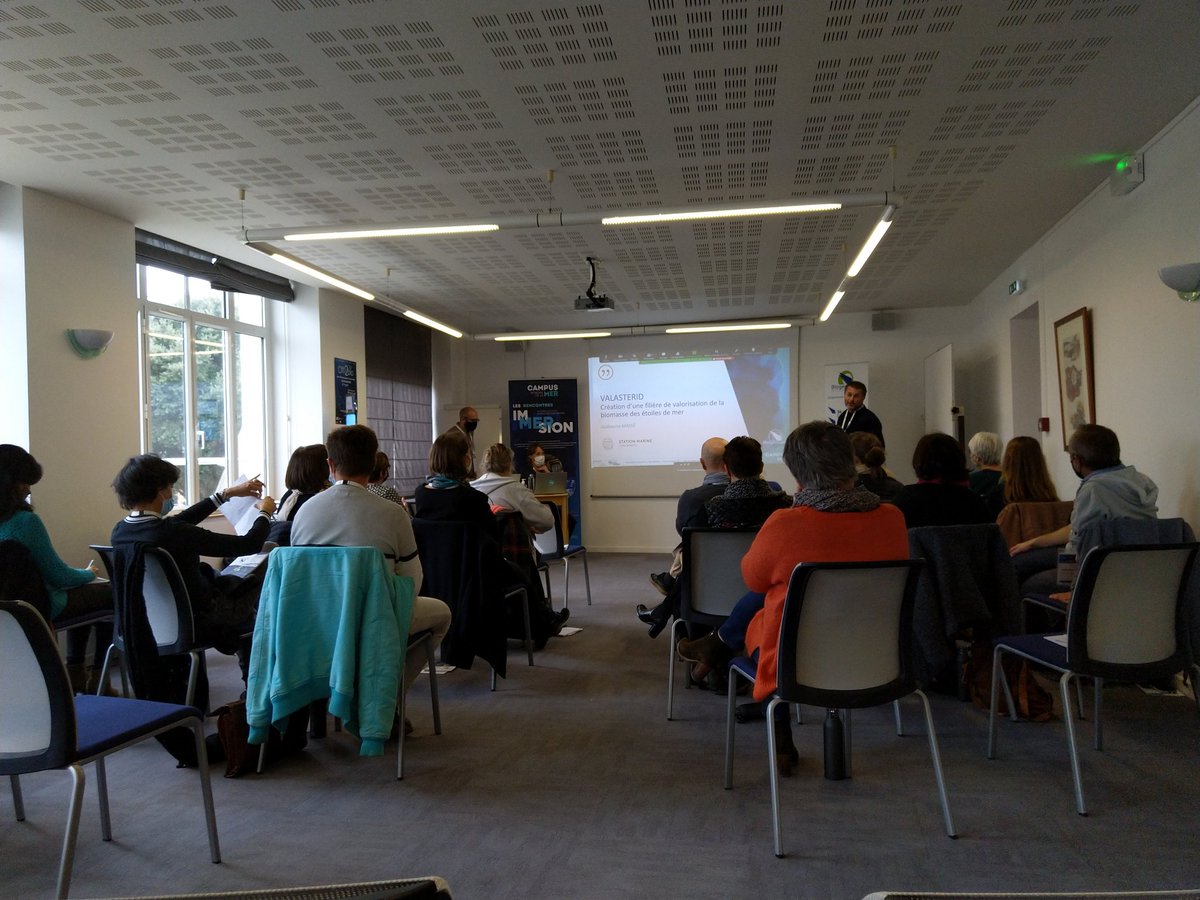 CampusMer's tweet photo. Guillaume Massé, chargé de recherche @CNRS à la @SBM_Concarneau, clôture la matinée #RencontreImmersion x #Break4Tech avec la présentation du projet #Valasterid.
Il vise la création d'une filière de valorisation de la biomasse des étoiles de mer⭐ en Bretagne. https://t.co/H0mCYLdOlP
