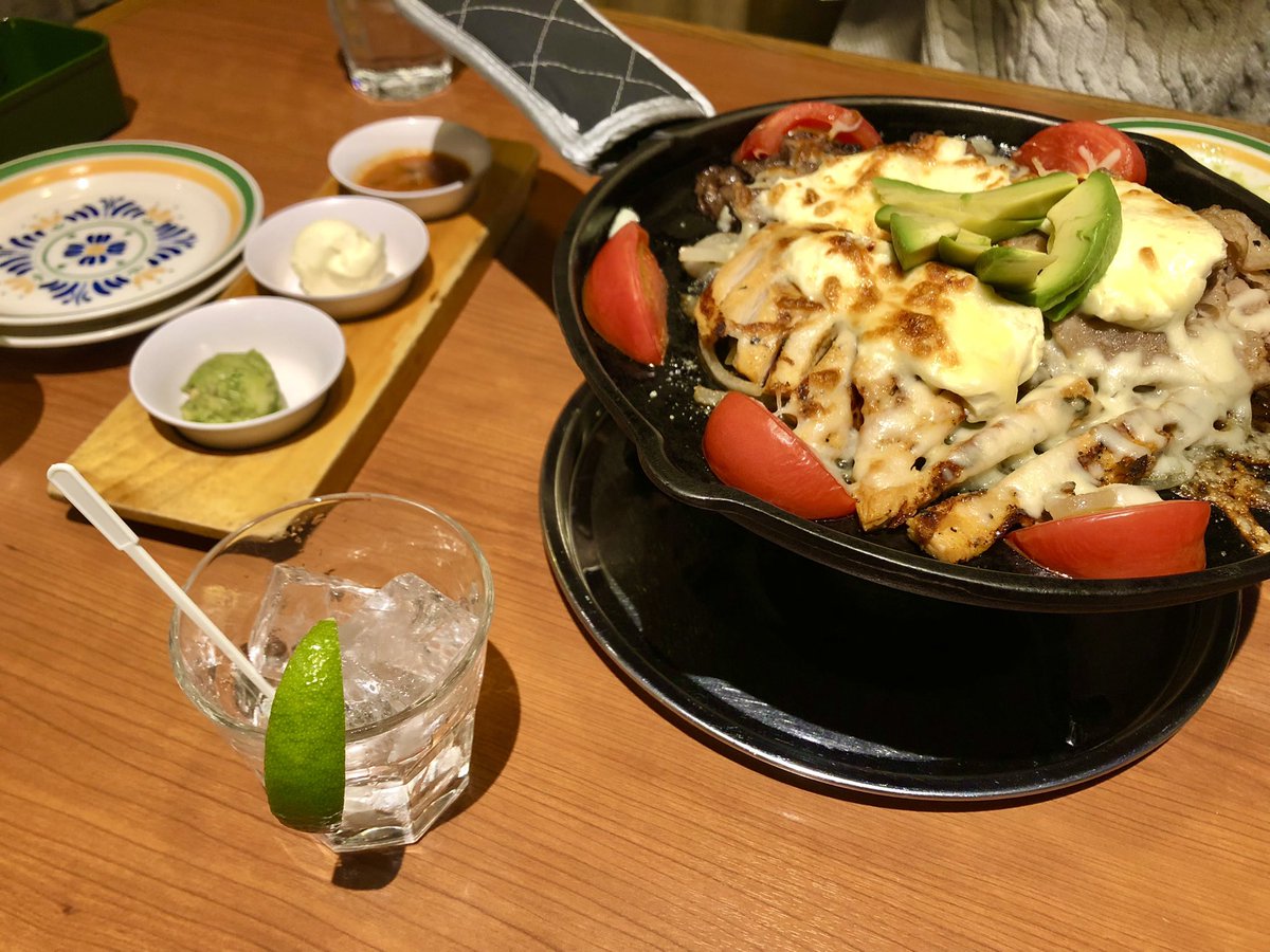 昨日はサルってきました！！
新たな推しの話やお互いの話で盛り上がり、時間があっという間に過ぎた〜
お酒も料理もめちゃ美味しかったけど、写真が下手なせいで、グラスに添えられたライムがアボカドに見えてしまう。