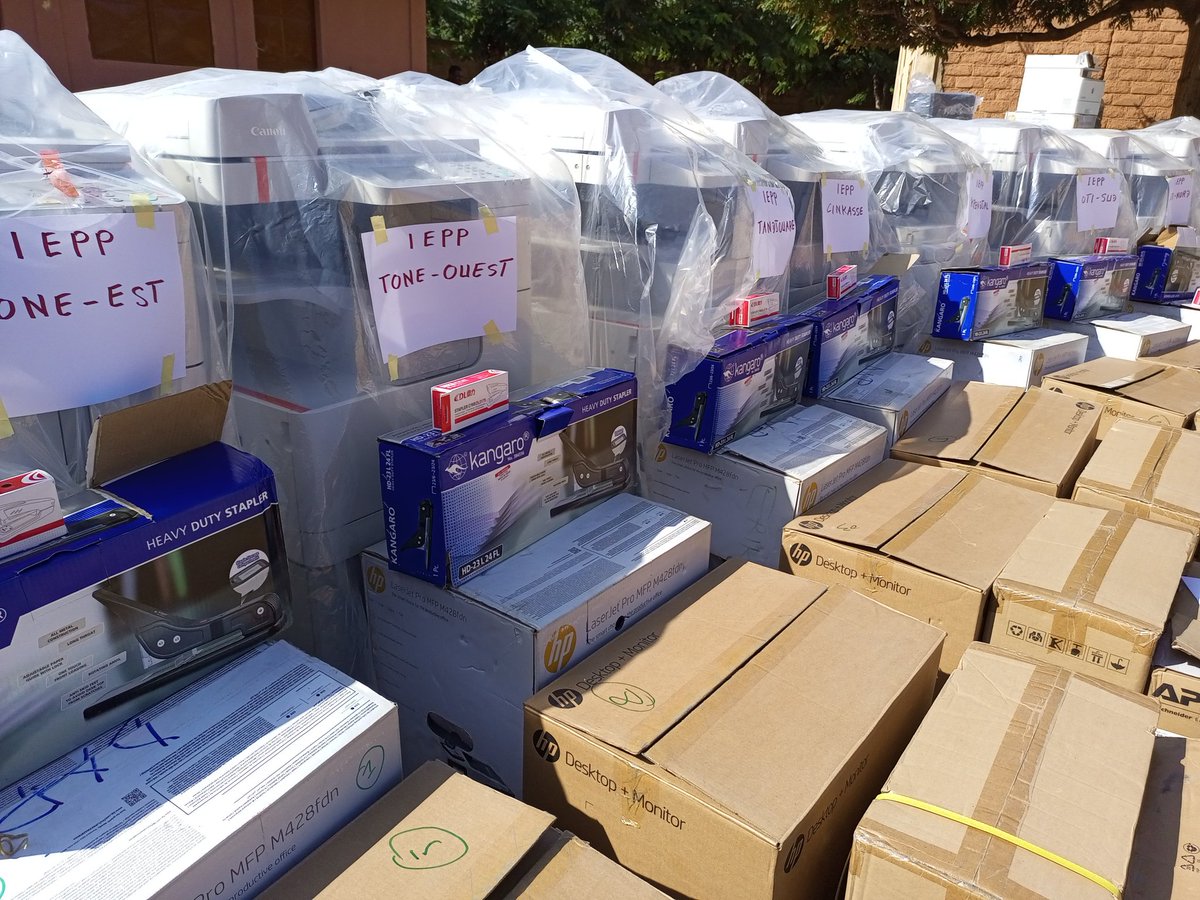 EducationTg's tweet photo. Démarrage de la tournée de remise de malettes pédagogiques, de matériels informatique, de bureau et de laboratoire aux écoles et établissements de la DRE Savanes, ce 18 novembre 2021, a Dapaong.#Mepsta #GouvTg https://t.co/cbR7YMk3wW