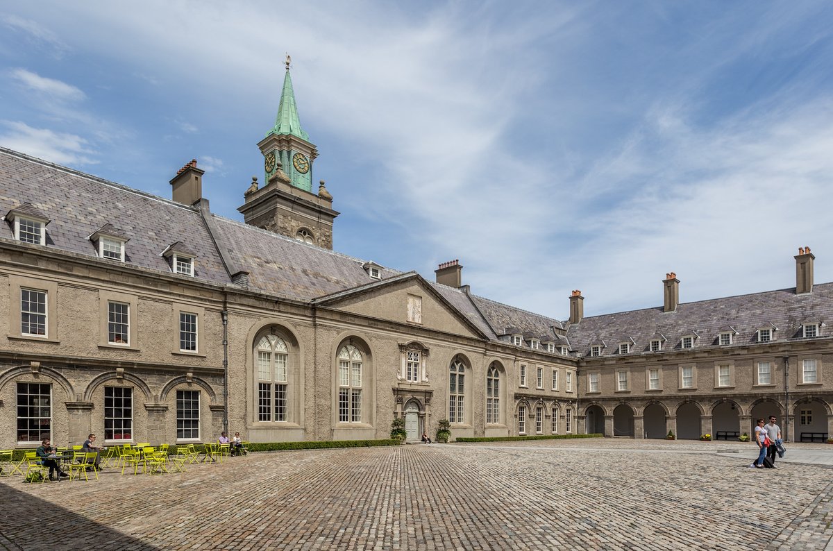 edgecases_urban's tweet photo. Tourists in front of the Irish Museum of Modern Art, originally a hospital in the 1700s, and then later used as a headquarters for the governor general before being handed over post independence.

https://t.co/uvb2oy8GbD https://t.co/y94kICPHeV