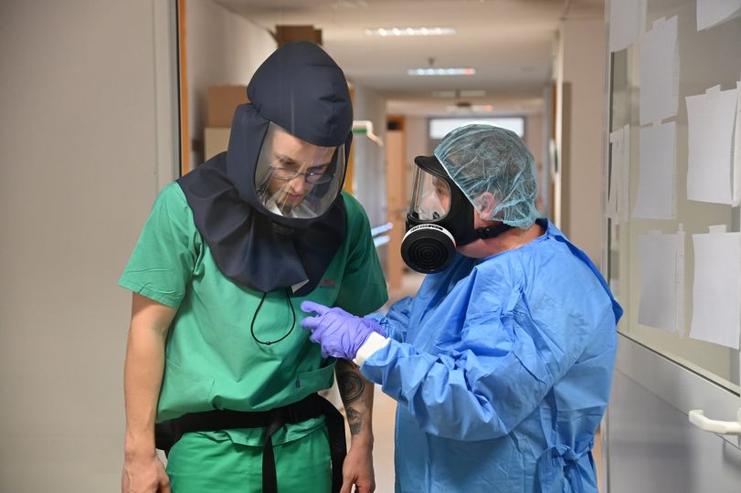 Spoštovani,
v zadnjih dneh smo deležni odziva prostovoljcev, ki je presegel vsa pričakovanja in se vsem iz srca zahvaljujemo. Glede na trenutne razmere pa vseh, ki so se javili in ponudili pomoč, ne moremo vključiti v delovne procese. 1/2