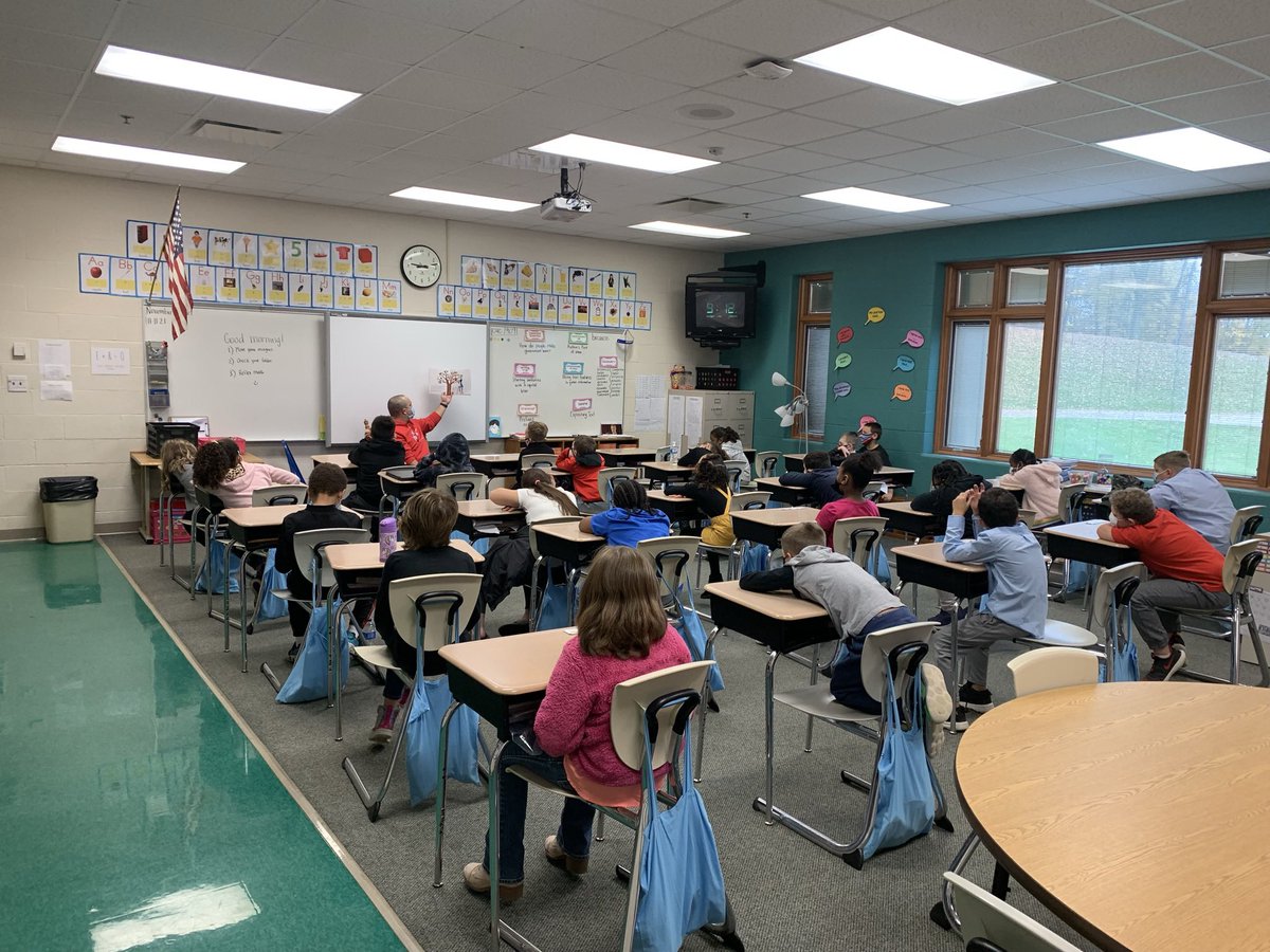MinnichChelsea's tweet photo. Thank you for reading to us, Mr.Muller! 📚❤️✈️ #menmakingadifference https://t.co/hKDOVh3rhs