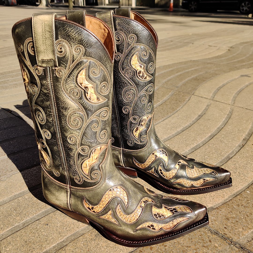 CorbetosBoots's tweet photo. Presume de tus nuevas #botascowboy #SendraBoots hechas en piel de vacuno envejecida y auténtica piel de pitón 😍 Un modelo ideal para los gustos más variados y exigentes✌️ Descúbrelas en Corbeto's Boots o en nuestra tienda online https://t.co/MIzECCdOqj 👈 https://t.co/nXnf7Gq3af