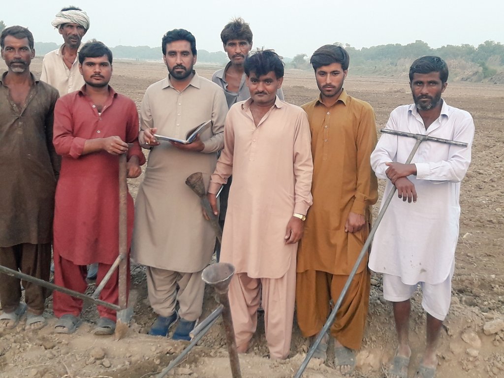 Ajchandiio's tweet photo. Sowing of different Wheat trials of @CIMMYT at Barley and Wheat Research Institute, Tandojam, Sindh, Pakistan.
My energetic labourers in 1st picture.
#WheatSeason21_22
#Teamwork
@AlisonRBentley https://t.co/qL0BsVaLyX