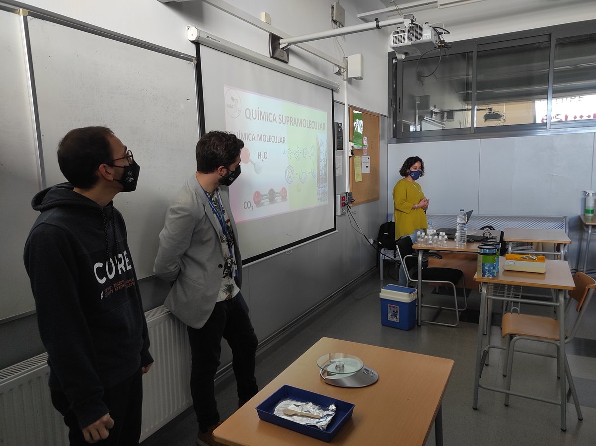 ICIQ (@iciqchem) on Twitter photo Avui hem portat el <a href="/NOAH_ITN/">NOAH</a> a l'Institut de Tecnificació d'Amposta pel dia de la ciència a les escoles. Els alumnes de 1r de Bat han aprés de #químicasupramolecular. Moltes gràcies als nostres divulgadors <a href="/ChiaraMirabell4/">Chiara Mirabella</a>, <a href="/pedrof94/">Pedro Ferreira</a> i <a href="/ArturoLlamosi/">Arturo Llamosi</a> 🙌👏👩🔬👨🔬 Avui hem portat el <a href="/NOAH_ITN/">NOAH</a> a l'Institut de Tecnificació d'Amposta pel dia de la ciència a les escoles. Els alumnes de 1r de Bat han aprés de #químicasupramolecular. Moltes gràcies als nostres divulgadors <a href="/ChiaraMirabell4/">Chiara Mirabella</a>, <a href="/pedrof94/">Pedro Ferreira</a> i <a href="/ArturoLlamosi/">Arturo Llamosi</a> 🙌👏👩🔬👨🔬