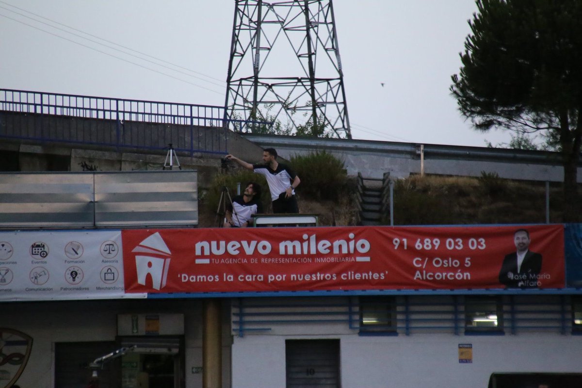 mario_6PM's tweet photo. Es cierto, @scout_analyst ahora mismo trabaja con la élite del fútbol, pero yo también pase por aquí:
Ocultar bajo paraguas mi tableta en día lluvioso, montar una carpa para no morir de calor o tener que meter la cámara debajo de mi camiseta por lluvia incluso grabar en escalera https://t.co/YvCdt8Okjh