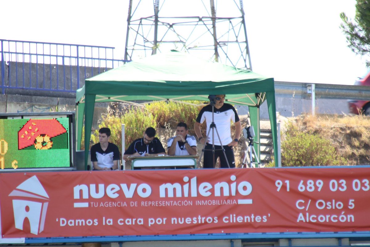 mario_6PM's tweet photo. Es cierto, @scout_analyst ahora mismo trabaja con la élite del fútbol, pero yo también pase por aquí:
Ocultar bajo paraguas mi tableta en día lluvioso, montar una carpa para no morir de calor o tener que meter la cámara debajo de mi camiseta por lluvia incluso grabar en escalera https://t.co/YvCdt8Okjh
