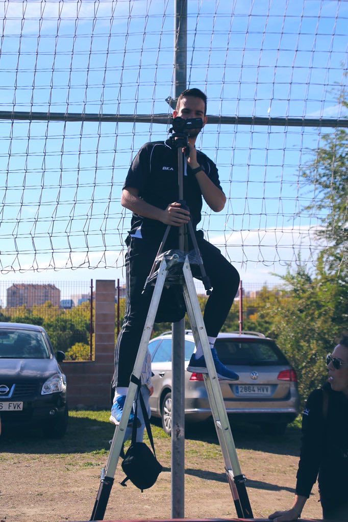 Es cierto, <a href="/scout_analyst/">ScoutAnalyst</a> ahora mismo trabaja con la élite del fútbol, pero yo también pase por aquí:
Ocultar bajo paraguas mi tableta en día lluvioso, montar una carpa para no morir de calor o tener que meter la cámara debajo de mi camiseta por lluvia incluso grabar en escalera