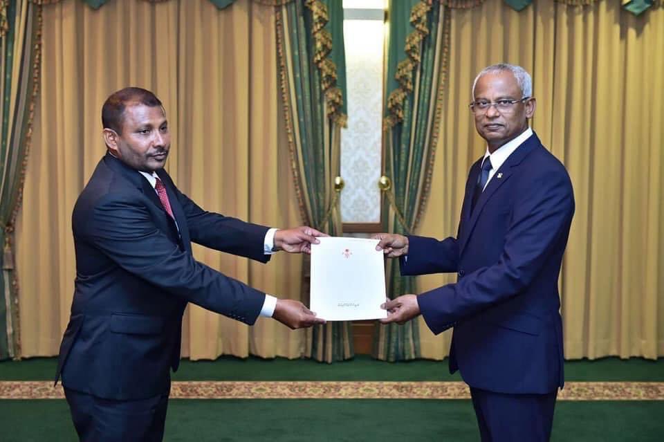 ahmedriyaz53's tweet photo. ނިމިދިޔަ 3 އަރަކީ ރައީސުލް ޖުމްހޫރިއްޔާގެ މަޑުމައިތިރިކަމާއި ވިސްނުންތެރި އަދި ހިކުމަތްތެރިކަމާއިއެކު މިގައުމުގައި ތަފާތު ދާއިރާތަކުން ގިނަގުނަ ކާމިޔާބީތައް ހޯދާފައިވާ ރަންތިން އަހަރެވެ. މިތިންއަހަރަކީ ވަރަށްއެކުވެރި މާހައުލެއްގައި ތަފާތު 4 ފިކުރުއެކުގައި ލާމަސީލު 3 އަހަރެވެ. https://t.co/k6Tn2c8ABn
