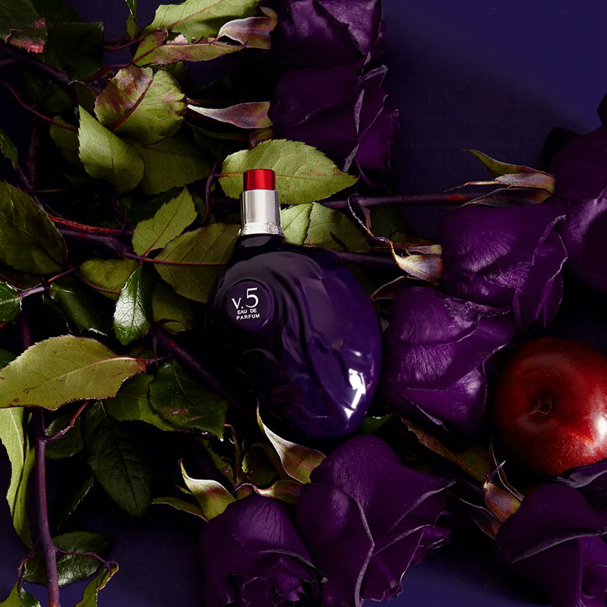 FragranceFDN_UK's tweet photo. #theheartbeatofscent v.5 inverts the olfactory pyramid by opening darker and then brightening. Heralded by bittersweet black fruits, its dark heart of salty liquorice, purple roses and intense violet rises to soar with the optimism of tonka bean awash in ink.
#mapoftheheart https://t.co/1yaEJjep4r
