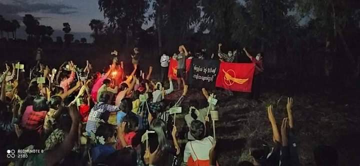 Marching and sitting-in night strike with shouting slogans to overthrow Military Dictatorship in Monywa tonight.

LEGALIZATION OF NUG  
#WhatsHappeningInMyanmar
#Nov18Coup