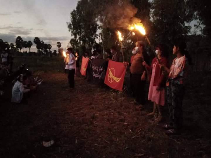 b3rry_y's tweet photo. Marching and sitting-in night strike with shouting slogans to overthrow Military Dictatorship in Monywa tonight.

LEGALIZATION OF NUG  
#WhatsHappeningInMyanmar
#Nov18Coup https://t.co/bLBWenuT3s