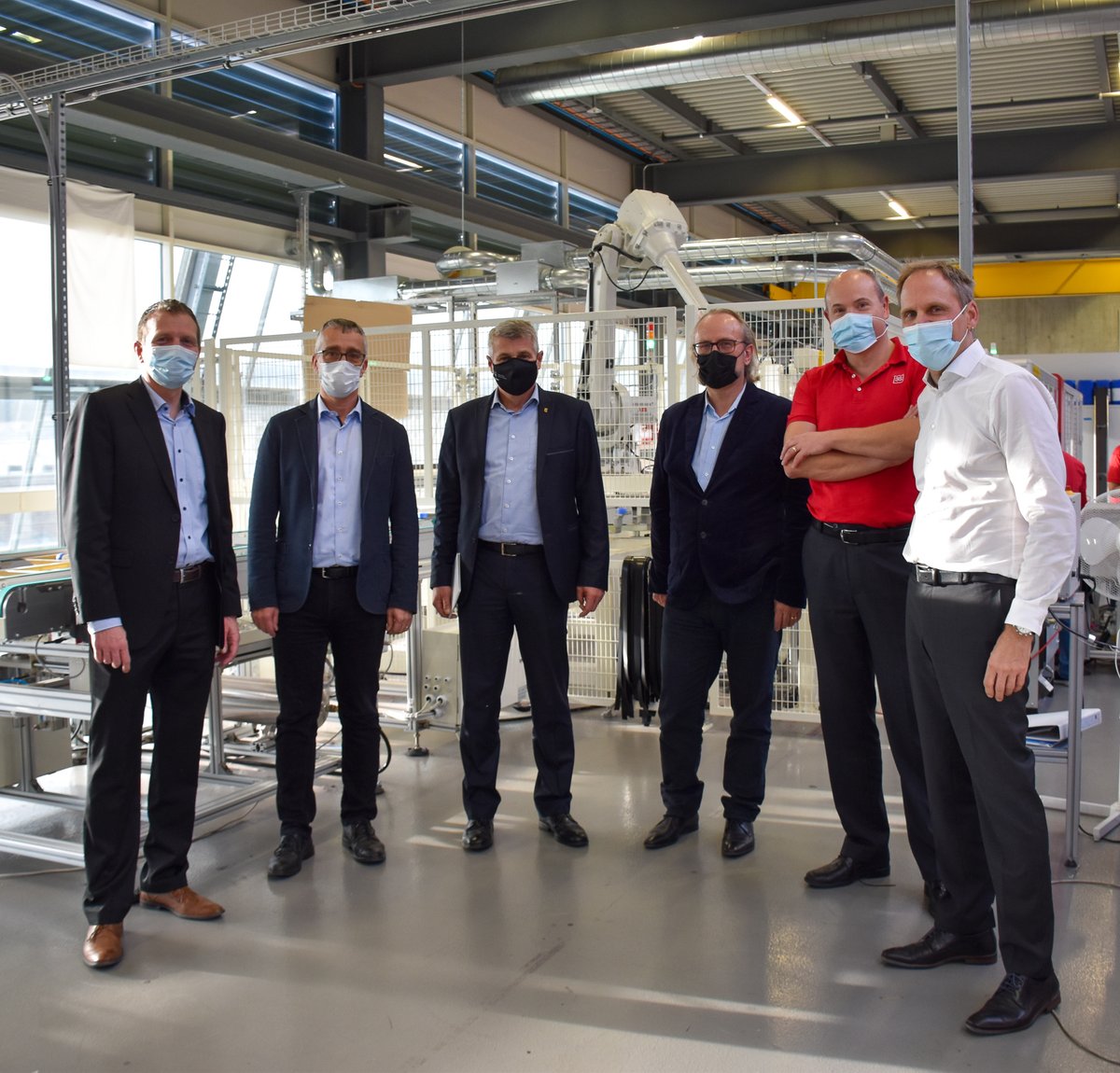 3ssolarswiss's tweet photo. Hoher Besuch aus dem @kanton_bern: Die Wirtschafts-, Energie und Umweltdirektion mit Christoph Ammann (@AmmannCH), André Nietlisbach und Ralf Müssig in unserer Produktionshalle in Thun.
#3ssolarplus #megaslate #solarästhetik #Energiewende https://t.co/FMyTx8AJZo