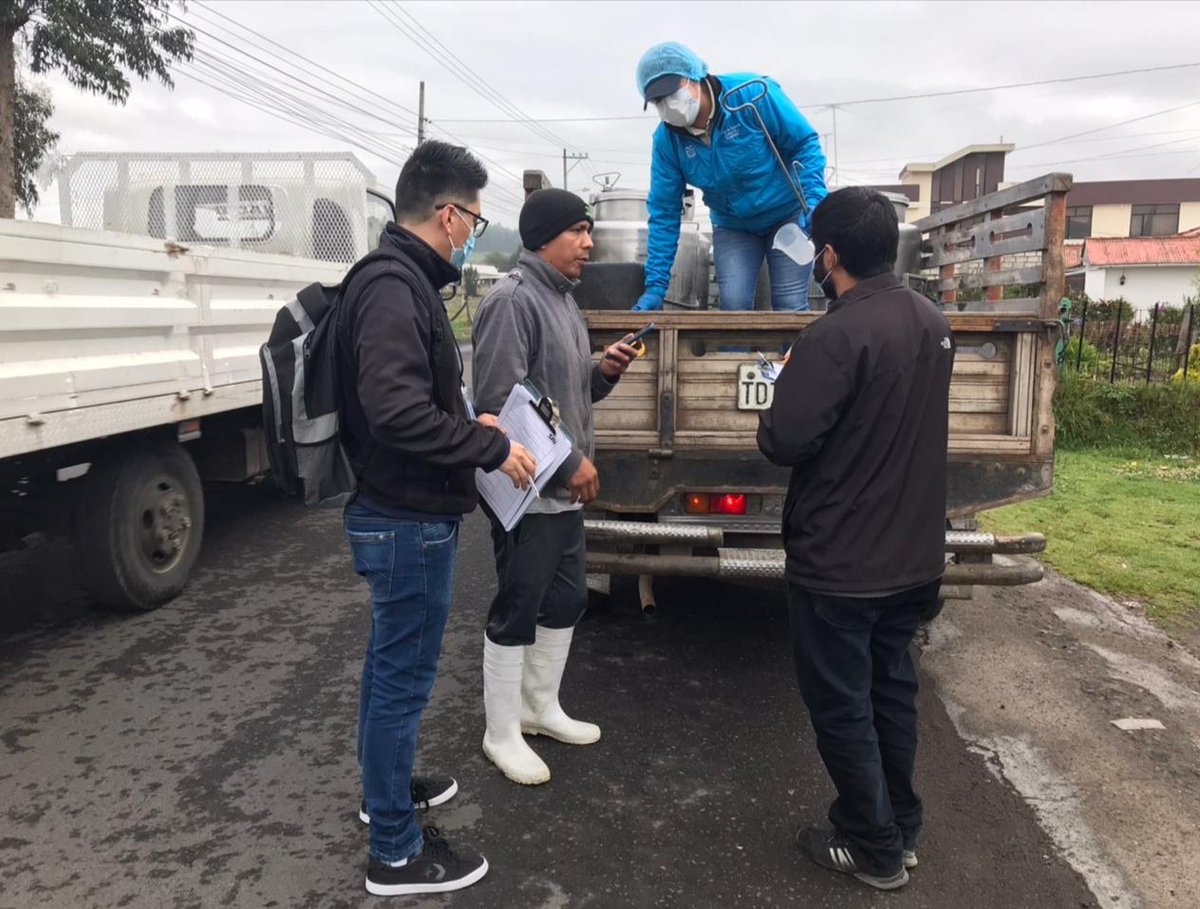 ACrisOrtegaO's tweet photo. SRI Cotopaxi realizó operativos de #DeberesFormales al Sector Lechero en conjunto con Agrocalidad con el fin de fomentar el cumplimiento de sus obligaciones tributarias. https://t.co/3sWkrldGKq