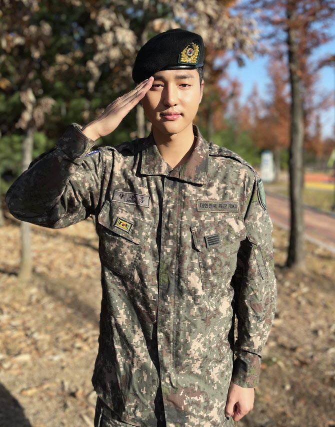 sjyang_'s tweet photo. 𝑚𝑦 𝑒𝑚𝑜𝑡𝑖𝑜𝑛𝑠 𝑟𝑖𝑔ℎ𝑡 𝑛𝑜𝑤..𝑐𝑎𝑛'𝑡 𝑠𝑡𝑜𝑝 𝑠𝑡𝑎𝑟𝑖𝑛𝑔 𝑎𝑡 ℎ𝑖𝑚😅😂😊😍🥰

#𝑌𝑎𝑛𝑔𝑆𝑒𝑗𝑜𝑛𝑔  #양세종 https://t.co/AgAUI1veO3