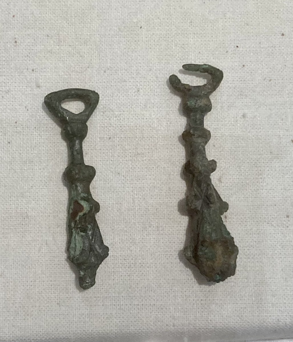 Hangers for strap ends from @RomanCaerleon . The hangers in the form of Hercules’ club are dated to 2nd-3rd century AD. The other three come from the 2nd century AD. @Amgueddfa_Learn #RomanFortThursday #romanarchaeology #Isca #Caerleon #LegIIAug #Wales #MuseumsTogether