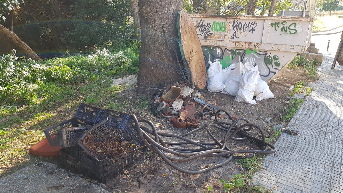 lloretdedalt's tweet photo. És una quarta part del que estem enretirant de la Mina Melitrons:
🥤Envasos de plàstic i de vidre
🏚Runa i restes d'obra
📦Voluminosos
🌳Restes de poda
#lloretdedalt #lloretdemar #mylloret #patrimoni #netejapopular https://t.co/qxAlqF7Czi