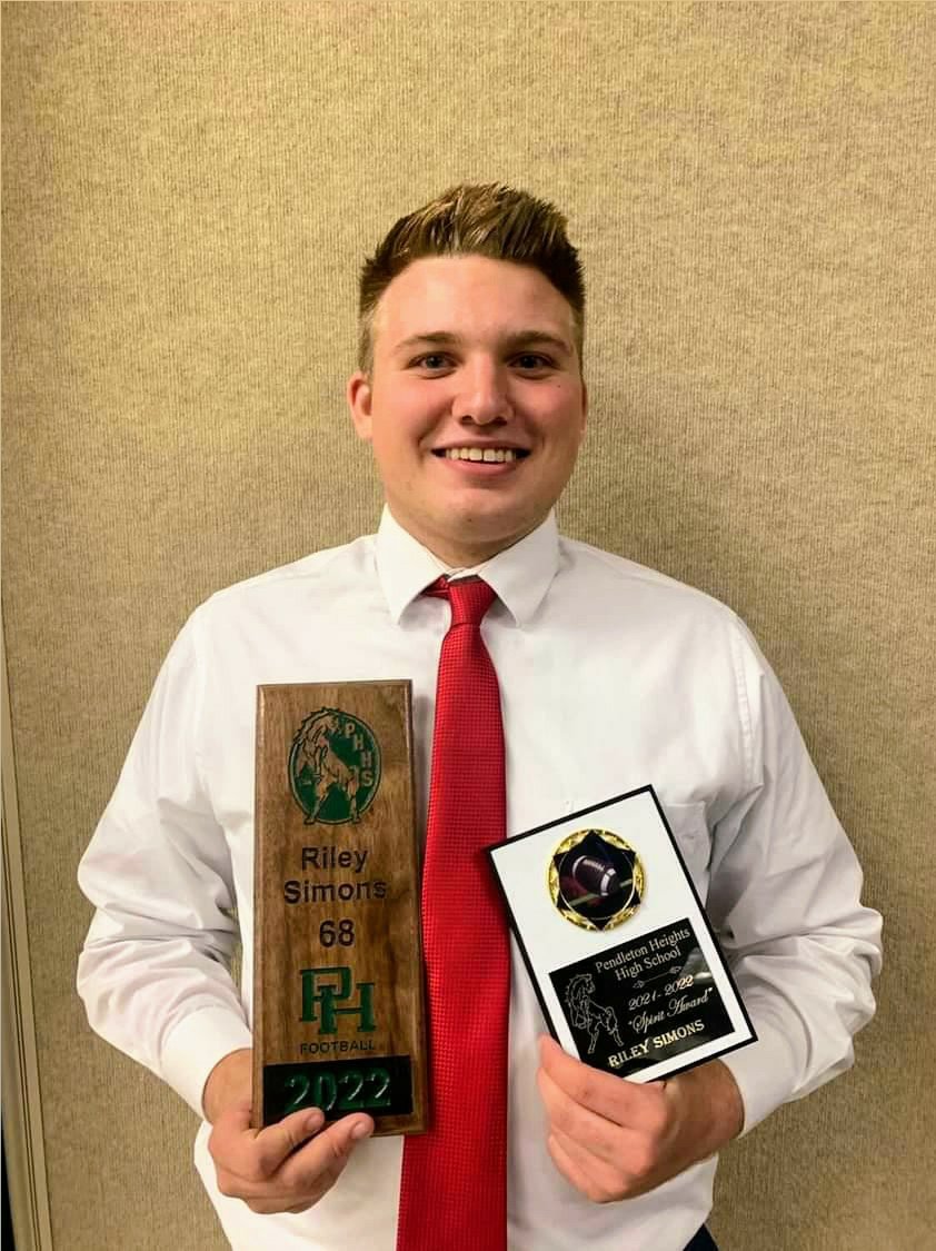 RileySimons9's tweet image. Proud to receive the 2021 Arabian Spirit Award last night. I'm going to miss taking the field with my brothers, but loved having the chance to celebrate our season and each other. Thanks to my coaches and the Arabian Football program that got us here.