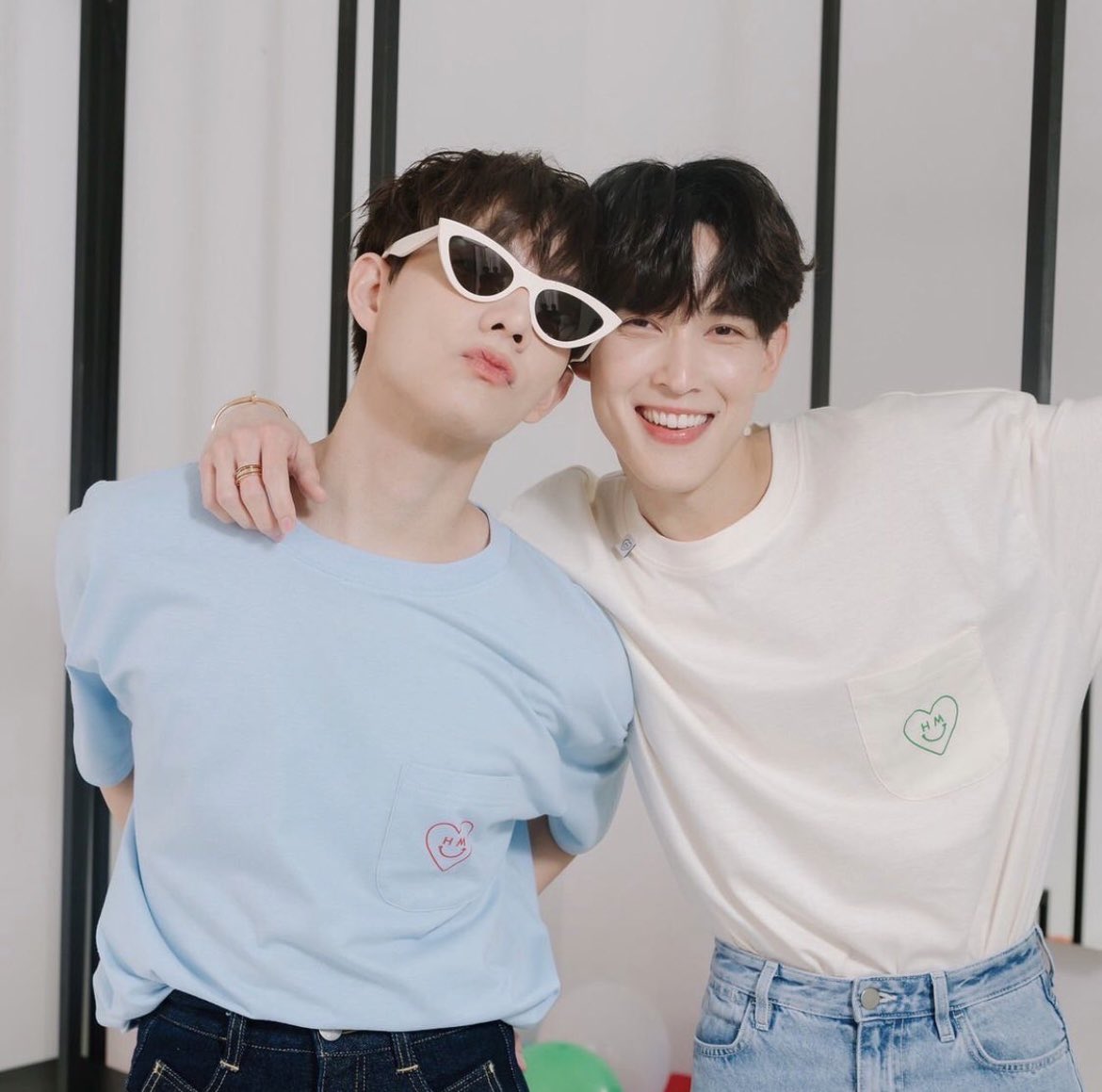 helloimnewyear's tweet photo. ในที่สุดคลอดแล้ว!! หลังจากซุ่มทำเกือบปี เสื้อผ้าแบรนด์ของพี่โบ๊ทและนิวเยียร์😄 collection Hello! Happy มีทั้งหมด 6 item ครับ พวกเราตั้งใจทำมากๆ ดูข้อมูลเพิ่มเติม Ig: happyinthemood น่ารักและไม่ผิดหวังแน่นอน❤️ #happyinthemood https://t.co/uDH1XMYApd