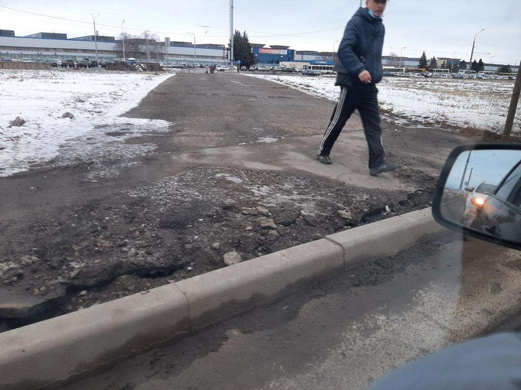 Продолжаем осваивать   БАБЛО зарываем в прямом смысле землей  широкие асфальтовые дорожки, а через 15 м укладываем новую. ЗАЧЕМ??? ответ один БЕЗХОЗЯЙСТВЕННОСТЬ.<a href="/D_Azaroff/">Дмитрий Азаров</a> <a href="/na_renc/">РЕНЦ НИКОЛАЙ</a> <a href="/SamMobilePriem/">Мобильная приемная Губернатора Самарской области</a> <a href="/Togliatti063/">Администрация г.о. Тольятти</a>