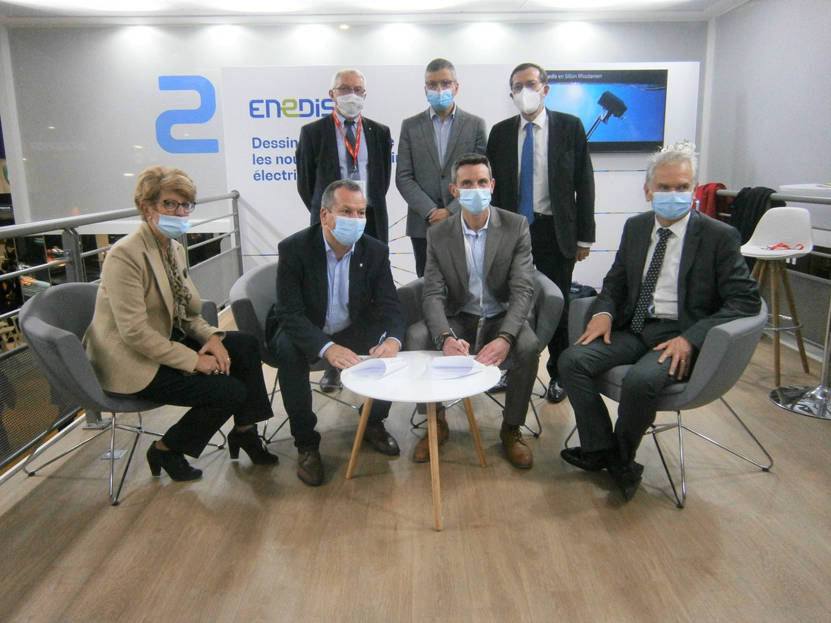 Au <a href="/salondesmaires/">Salon des Maires et des Collectivités</a> de Paris, Guillaume Frémondeau, Directeur Territorial d’<a href="/enedis/">Enedis</a> #Cher et Philippe Moisson, Président de l’Association des Maires du Cher ont renouvelé leur partenariat annuel✍️#Partenariat <a href="/RCValdeLoire/">Région Centre-Val de Loire</a> #Collterr <a href="/l_amf/">AMF | Association des maires de France</a>  #NouvelleFranceElectrique #ServicePublic